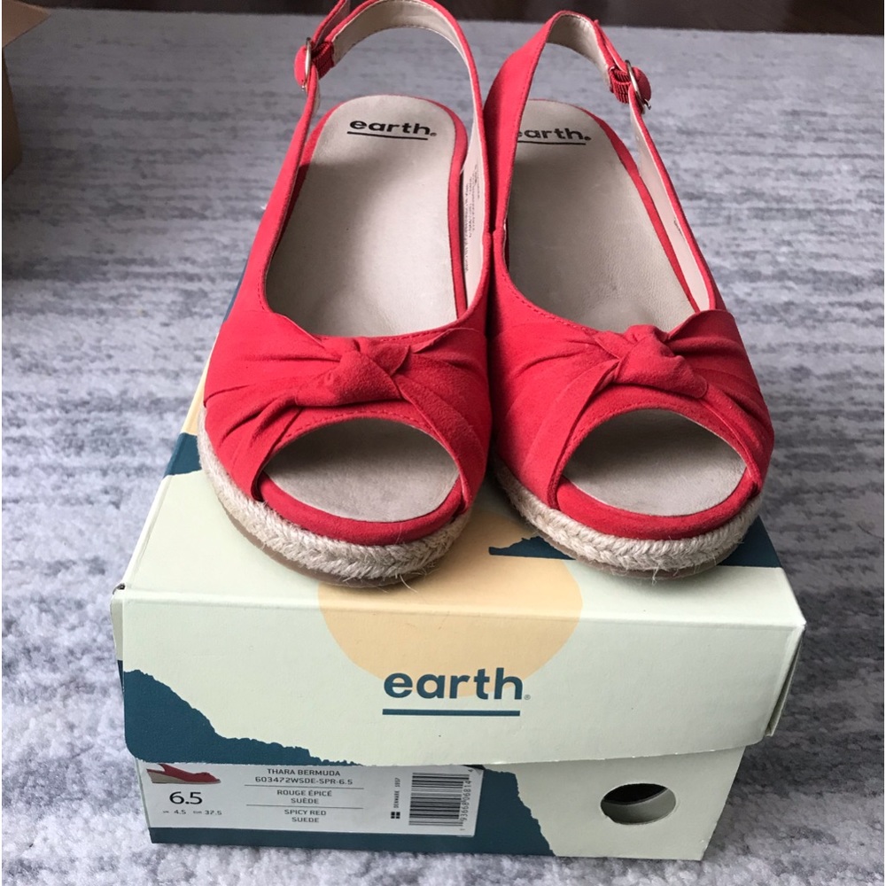 EARTH THARA BERMUDA SPICY RED BERMUDA SIZE 6 1/2. NEW WITHOUT TAGS